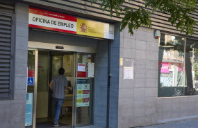 ep archivo   un hombre entra en una oficina de empleo a 28 de julio de 2022 en madrid espana