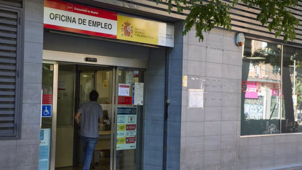 ep archivo   un hombre entra en una oficina de empleo a 28 de julio de 2022 en madrid espana