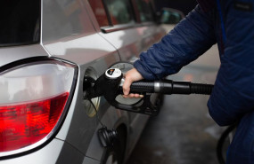 ep archivo   un hombre reposta gasolina en una gasolinera de barcelona