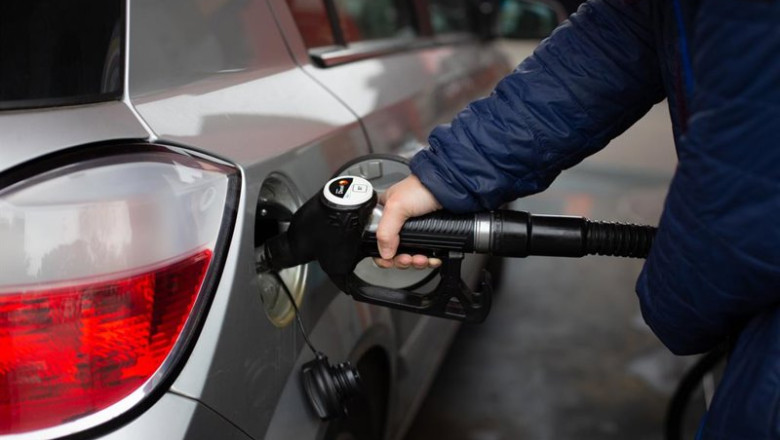 ep archivo   un hombre reposta gasolina en una gasolinera de barcelona