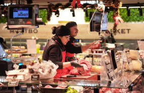 ep archivo   un puesto en un mercado de alimentacion en barcelona cataluna