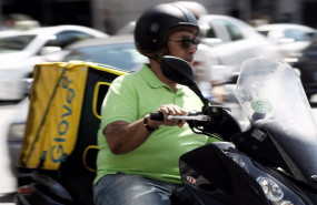 ep archivo   un repartidor de la empresa de reparto de comida a domicilio glovo circula en moto por