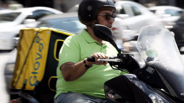 ep archivo   un repartidor de la empresa de reparto de comida a domicilio glovo circula en moto por