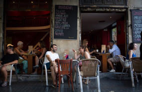 ep archivo   varias personas sentadas en terrazas en la plaza dels ngels del raval