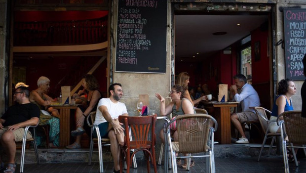 ep archivo   varias personas sentadas en terrazas en la plaza dels ngels del raval