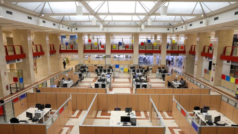 ep archivo varios empleados trabajan en una oficina de la agencia tributaria en una imagen de ep archivo varios empleados trabajan en una oficina de la agencia tributaria en una imagen de