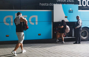 ep archivo   viajeros depositando sus maletas en el maletero de un autobus en la estacion sur de