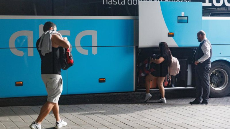 ep archivo viajeros depositando sus maletas en el maletero de un autobus en la estacion sur de ep archivo viajeros depositando sus maletas en el maletero de un autobus en la estacion sur de