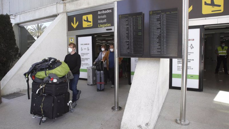 ep archivo viajeros internacionales a su llegada al aeropuerto de palma ep archivo viajeros internacionales a su llegada al aeropuerto de palma