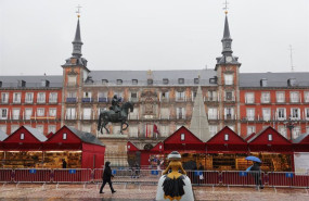 ep archivo   vista de varios puestos del mercadillo de navidad en la plaza mayor en madrid