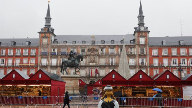 ep archivo   vista de varios puestos del mercadillo de navidad en la plaza mayor en madrid