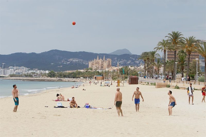 https://img6.s3wfg.com/web/img/images_uploaded/5/3/ep_banistas_en_una_playa_de_palma_de_mallorca.jpg