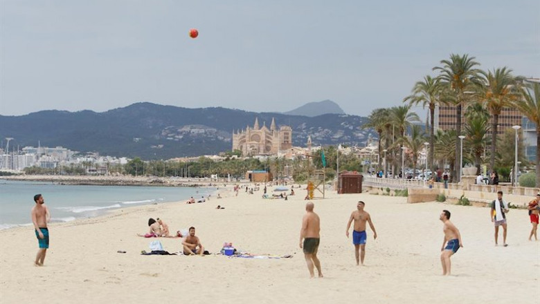ep banistas en una playa de palma de mallorca ep banistas en una playa de palma de mallorca