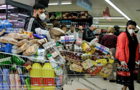 ep decenas de personas cargadas con provisiones esperan para poder pagar en un supermercado