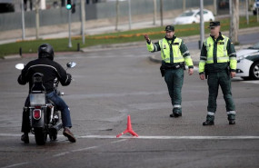 ep dos guardias civiles de trafico paran a una moto que se encuentra cerca de la entrada del recinto