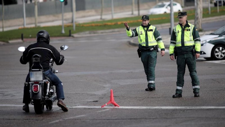 ep dos guardias civiles de trafico paran a una moto que se encuentra cerca de la entrada del recinto ep dos guardias civiles de trafico paran a una moto que se encuentra cerca de la entrada del recinto