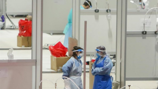 ep dos sanitarios protegidos trabajan en el interior del hospital temporal de la comunidad de madrid