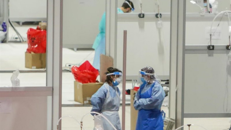 ep dos sanitarios protegidos trabajan en el interior del hospital temporal de la comunidad de madrid