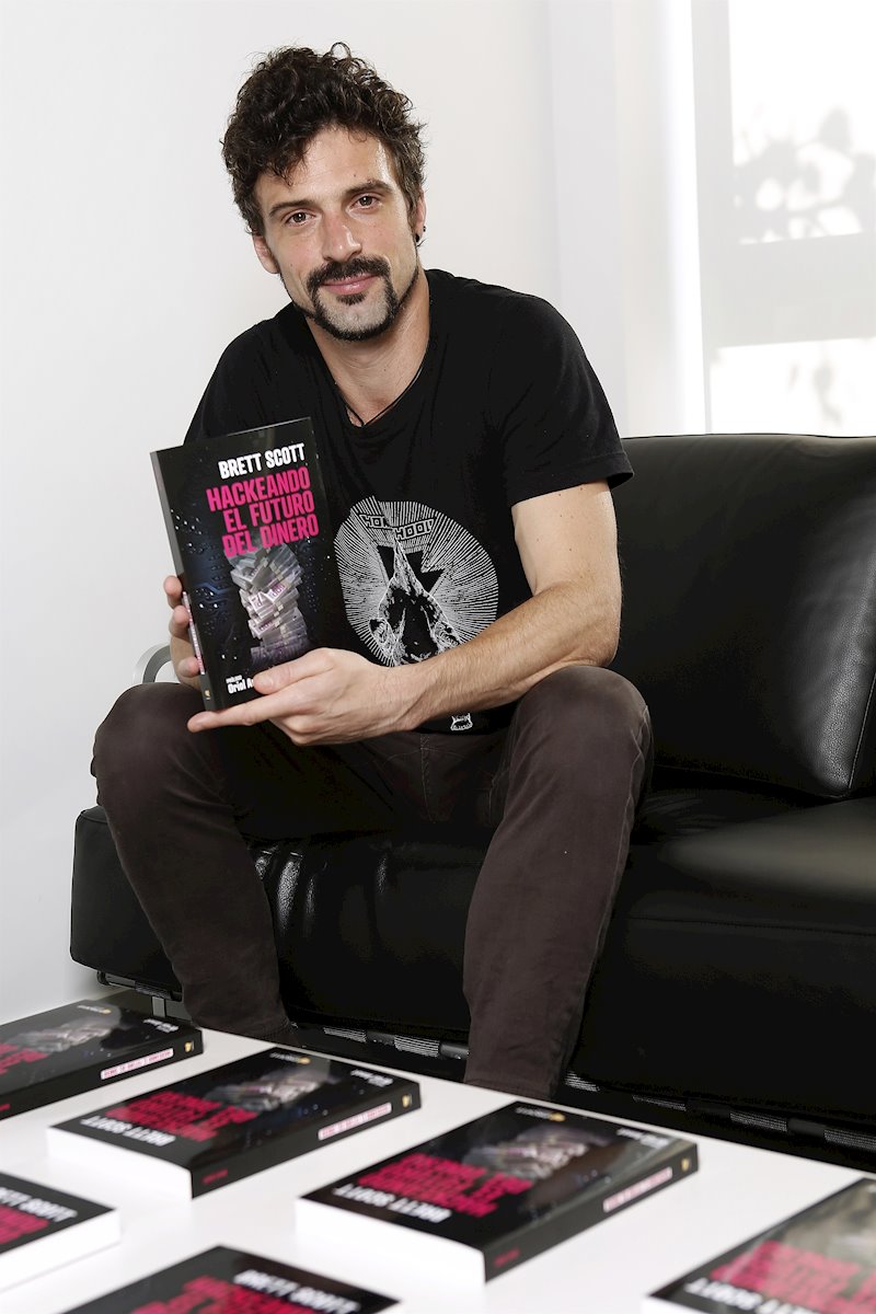 ep el broker activista y escritor brett scott