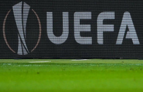 ep el logo de la uefa en el display de un estadio durante la europa league