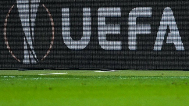 ep el logo de la uefa en el display de un estadio durante la europa league