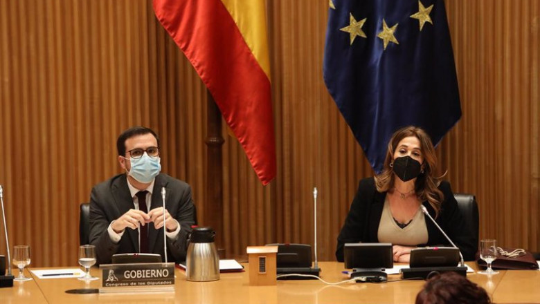 El ministro de Consumo, Alberto Garzón, y la presidenta de la Comisión de Sanidad y Consumo, Rosa María Romero. | EUROPA PRESS/M.FERNÁNDEZ. POOL - Europa Press ep el ministro de consumo alberto garzon y la presidenta de la comision de sanidad y consumo rosa