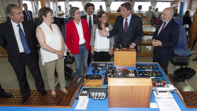 El ministro Luis Planas visita el buque 'Miguel Oliver' en A Coruña con la alcaldesa, Inés Rey; el delegado del Gobierno, Javier Losada; y la conselleira do Mar, Rosa Quintana | AYUNTAMIENTO DE SANTIAGO ep el ministro luis planas visita el buque miguel oliver en a coruna con la alcaldesa ines rey el