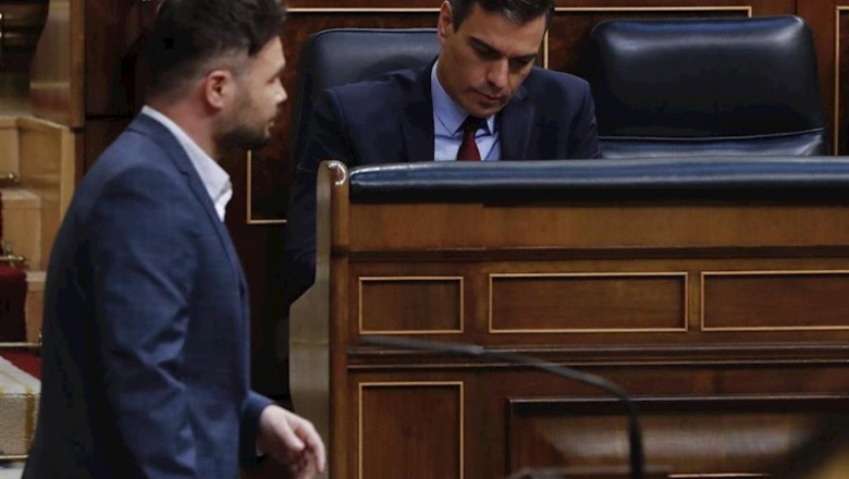 ep el portavoz de erc en el congreso gabriel rufian pasa junto al presidente del gobierno pedro ep el portavoz de erc en el congreso gabriel rufian pasa junto al presidente del gobierno pedro