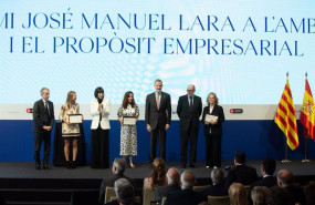ep el rey felipe vi entrega el premio jose manuel lara durante el cercle deconomia en barcelona a ep el rey felipe vi entrega el premio jose manuel lara durante el cercle deconomia en barcelona a