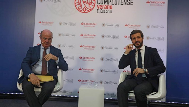 El vicepresidente del Banco Central Europeo y exministro de Economía, Luis de Guindos (i), y el presidente del PP, Pablo Casado (d) antes de participar en la conferencia 'La respuesta europea frente a la crisis' | Marta Fernández Jara - Europa Press ep el vicepresidente del banco central europeo y exministro de economia luis de guindos i y el