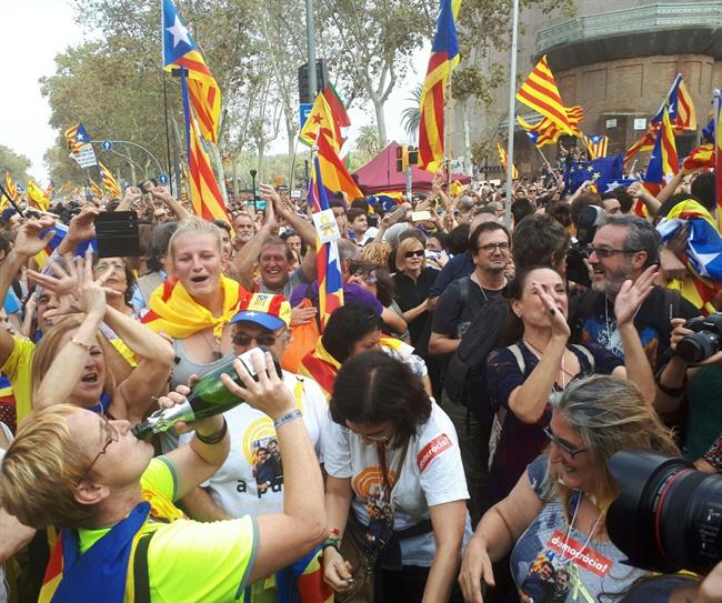 Explosión de júbilo de manifestantes alrededor del Parlament tras la declaración | EUROPA PRESS ep explosionjubilomanifestantes alrededorparlamentla declaracion