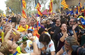ep explosionjubilomanifestantes alrededorparlamentla declaracion