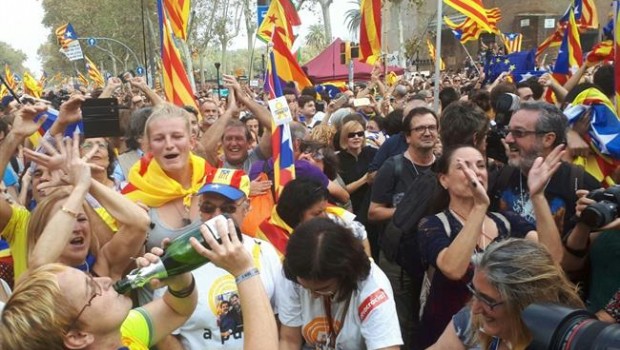 ep explosionjubilomanifestantes alrededorparlamentla declaracion
