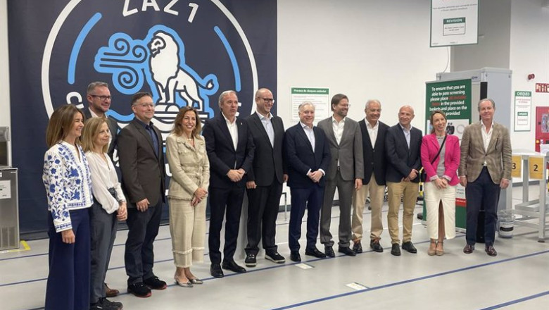 Foto de familia tras la visita del presidente del Gobierno de Aragón, Jorge Azcón, y la alcaldesa de Zaragoza, Natalia Chueca, al centro logístico de Amazon en Plaza. | EUROPA PRESS. ep foto de familia tras la visita del presidente del gobierno de aragon jorge azcon y la alcaldesa