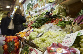 ep gente comprando en un mercado