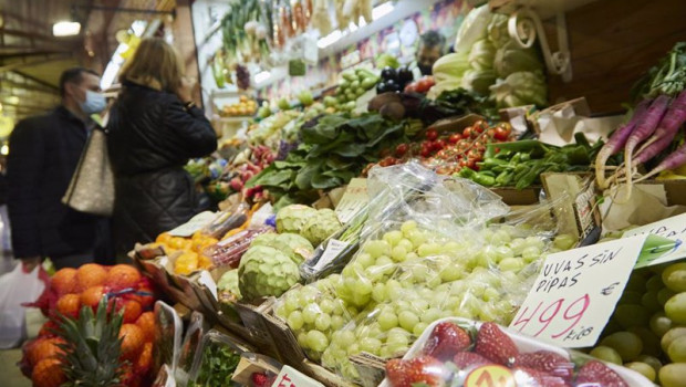ep gente comprando en un mercado