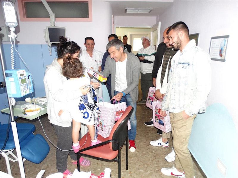 ep jugadores del marbella futbol club visitan el area de pediatria del hospital costa del sol