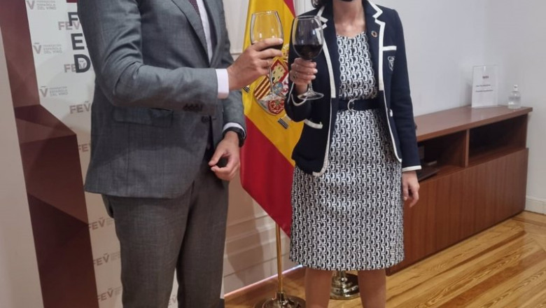 La ministra de Industria, Comercio y Turismo, Reyes Maroto, y el presidente de la Federación Española del Vino (FEV), Emilio Restoy | FEDERACIÓN ESPAÑOLA DEL VINO ep la ministra de industria comercio y turismo reyes maroto y el presidente de la federacion