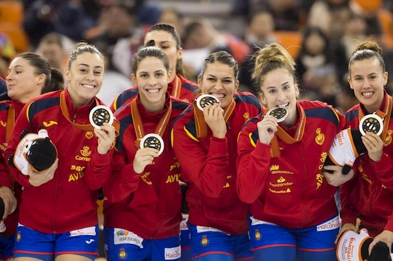 ep la seleccion espanola femenina de balonmano las guerreras posa con su medalla de plata ep la seleccion espanola femenina de balonmano las guerreras posa con su medalla de plata