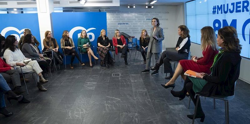 La vicesecretaria de Política Social, Cuca Gamarra, preside el foro 'Mujeres por encima de todo' en la semana del 8M centrado en el reto tecnológico. Le acompañan Ana Pastor, Ana Beltrán, Rosa Romero, Edurne Uriarte, y Mari Mar Blanco. | DAVID MUDARRA (PP) ep la vicesecretaria de politica social cuca gamarra preside el foro mujeres por encima de todo en