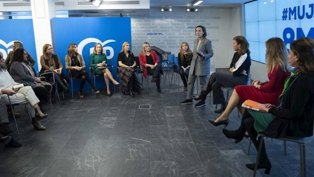 ep la vicesecretaria de politica social cuca gamarra preside el foro mujeres por encima de todo en
