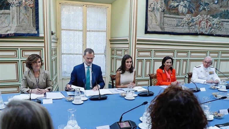 Los reyes de España junto a la vicepresidenta del Gobierno en funciones, Carmen Calvo (i), y la ministra de Defensa en funciones, Margarita Robles (2d), presiden en el Real Alcázar de Sevilla la reunión de la Comisión Nacional del V Centenario de la prime | Pool ep los reyes de espana junto a la vicepresidenta del gobierno en funciones carmen calvo i y la