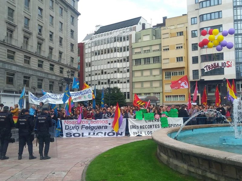 ep manifestacion contra los premios princesa de asturias en la plaza de la escandalera de oviedo