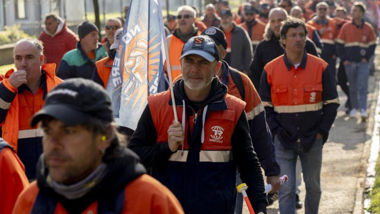 ep manifestacion de trabajadores de tubos reunidos y de maderas de llodio junto con sos aiaraldea