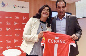 ep maria jose rienda y albert costa posan con la camiseta con la que jugara la seleccion espanola