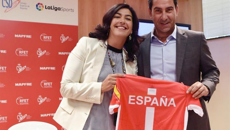 ep maria jose rienda y albert costa posan con la camiseta con la que jugara la seleccion espanola