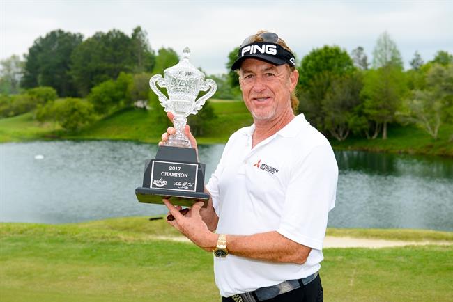 Miguel Ángel Jiménez con el trofeo de ganador | DUSTIN MASSEY CHIPSHOTS ep miguel angel jimeneztrofeoganador