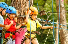 ep ninos en un campamento de verano usando una tirolina antes de la pandemia por coronavirus