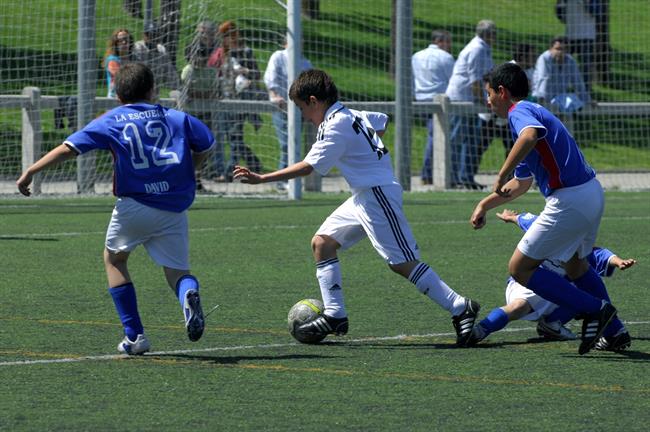 ep ninos juagandofutbol campofutbol
