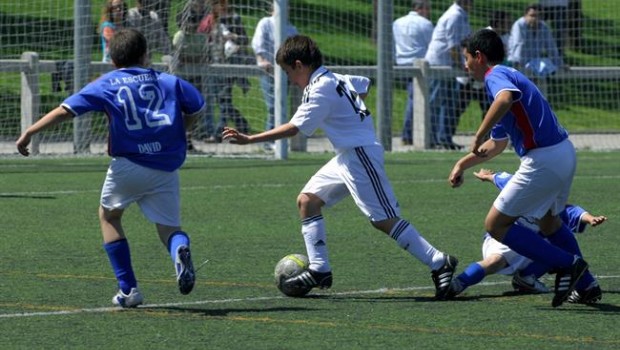 ep ninos juagandofutbol campofutbol